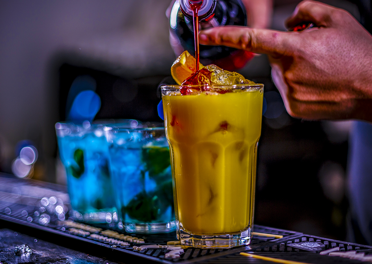 loft-cocktail-bar-carlingford-_0003_bartender-is-preparing-orange-cocktail-pxsqu78